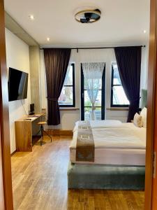 Кровать или кровати в номере 36 Phô Cô Hotel & Suites