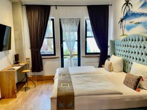 Кровать или кровати в номере 36 Phô Cô Hotel & Suites