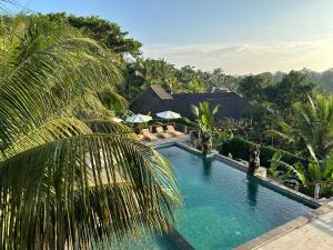 Poolen vid eller i närheten av Brata Cottage Ubud