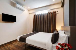 Tempat tidur dalam kamar di Super Townhouse XOTEL