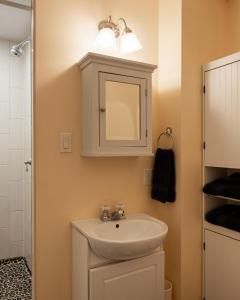 a bathroom with a sink and a mirror at Auberge Old Chelsea in Chelsea