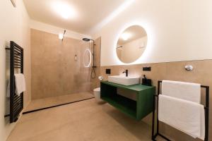 bagno con lavandino verde e doccia di Casa Fellin Guesthouse a Vipiteno