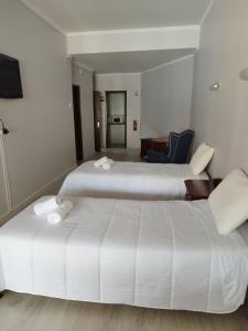 Pokój hotelowy z 2 łóżkami i biurkiem w obiekcie Alojamento Central II w Funchal