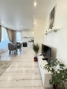 uma sala de estar com uma cozinha e uma sala de jantar em Vip Luxury APARTMENT em Burgas