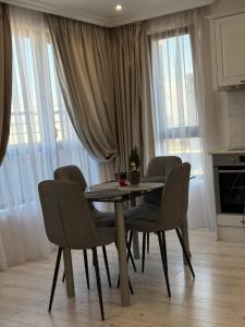 uma mesa de jantar e cadeiras numa cozinha em Vip Luxury APARTMENT em Burgas