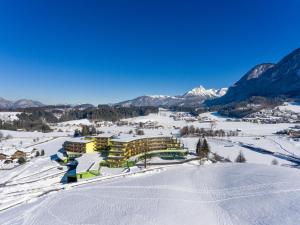 una vista aerea di un resort sulla neve di DAS SIEBEN - Adults Only a Bad Häring