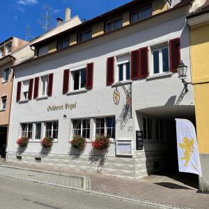 - un bâtiment avec des fenêtres et des fleurs à l'avant dans l'établissement Hotel Goldener Engel, à Ihringen