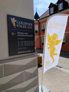 un panneau devant un bâtiment arborant un drapeau dans l'établissement Hotel Goldener Engel, à Ihringen