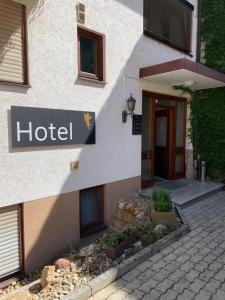 un panneau d'hôtel sur le côté d'un bâtiment dans l'établissement Hotel Goldener Engel, à Ihringen