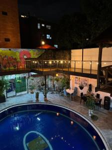 A piscina localizada em Casa Boutique La Corona Medellin ou nos arredores