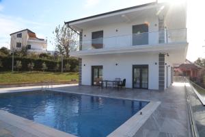 Piscina a Garden Hill Villa Durres o a prop