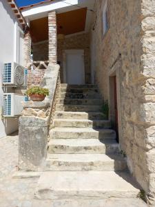 un conjunto de escaleras de piedra que conducen a un edificio en Moradia do castelo, férias tranquilas, en Ourém