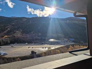 una vista de un aparcamiento con el sol brillando en Elegante 5 estrellas en Grandvalira El Tarter, en Canillo