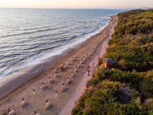 サン·ヴィンチェンツォにあるHotel Riva degli Etruschiの傘付き海岸の空中景色