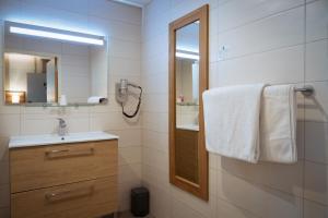 bagno con lavandino e specchio di Hôtel de la gare a Choisy-le-Roi