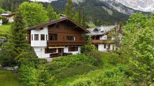 une maison arborée sur le flanc d'une colline dans l'établissement Chalet Hinterthal, à Hinterthal