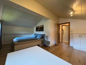 - une chambre avec un lit dans l'établissement Chalet Hinterthal, à Hinterthal