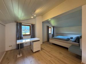 - une chambre avec un lit et un bureau dans l'établissement Chalet Hinterthal, à Hinterthal