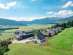 マリアプファルにあるHöhenweg Appartement & Ferienwohnungの山の村の空中風景