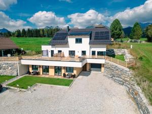 マリアプファルにあるHöhenweg Appartement & Ferienwohnungの屋根の上空の景色