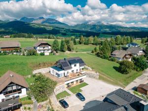 マリアプファルにあるHöhenweg Appartement & Ferienwohnungの山々を背景とした家屋の空中風景