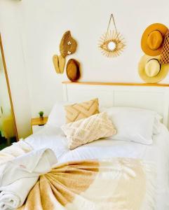 Tempat tidur dalam kamar di Stunning 3 Double Bedroom Beach Front Apartment