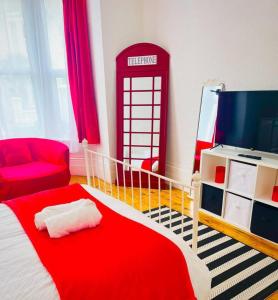 una camera con una cabina telefonica rossa e un letto di Taswell House a Portsmouth