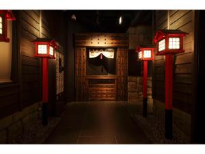 un corridoio con due lanterne rosse in una stanza di NINJA & GEISHA - Vacation STAY 80336v ad Osaka