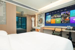 Tempat tidur dalam kamar di Lanwan Hotel - Guangzhou Shamian Island Yongqingfang Branch