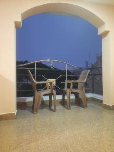 2 stoelen en een tafel op een balkon bij Dream Stay Residency in Pondicherry