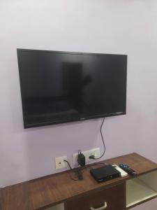 een flatscreen-tv aan een muur bij Dream Stay Residency in Pondicherry