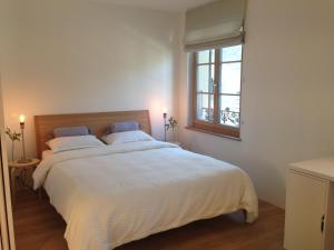 A bed or beds in a room at Carouge Loft Apartment