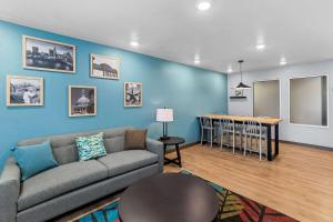 Svetainės erdvė apgyvendinimo įstaigoje WoodSpring Suites Austin North I-35