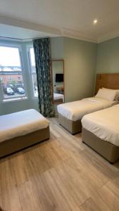 Кровать или кровати в номере Hamilton Court Hotel Hoole