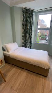 Кровать или кровати в номере Hamilton Court Hotel Hoole