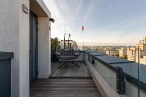 balcón con silla y vistas a la ciudad en Be The One Hotel, en Kiev