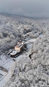 eine Luftansicht eines Gebäudes im Schnee in der Unterkunft Solva Resort & SPA in Poljana