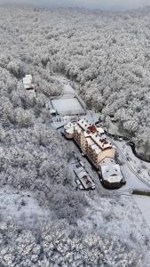 eine Luftansicht eines schneebedeckten Gebäudes in der Unterkunft Solva Resort & SPA in Poljana