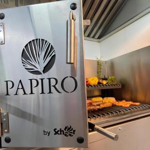 un panneau pour un grill parrino dans une cuisine dans l'établissement Pousada Papiro Boutique, à Abraão