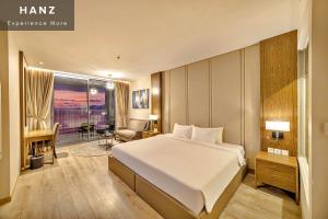 - une chambre d'hôtel avec un lit et un bureau dans l'établissement HANZ Business Suite Panorama Grand Residences, à Nha Trang