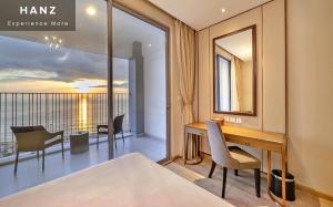 - une chambre avec un bureau et une vue sur l'océan dans l'établissement HANZ Business Suite Panorama Grand Residences, à Nha Trang