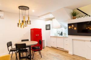 Dapur atau dapur kecil di Town House Nation, Bastille, AC by LCC Agency