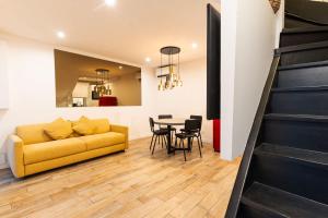 Ruang duduk di Town House Nation, Bastille, AC by LCC Agency