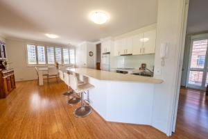 Sunbury Coastal Apartments Broadbeach tesisinde mutfak veya mini mutfak