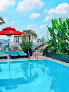 Kolam renang di atau dekat dengan Happy Life Grand Hotel & Rooftop Skybar