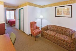 Гостиная зона в Country Inn & Suites by Radisson, Chambersburg, PA