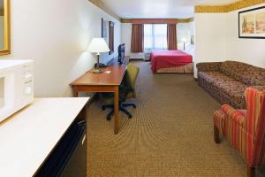 Кровать или кровати в номере Country Inn & Suites by Radisson, Chambersburg, PA