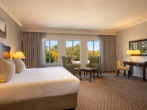 Giường trong phòng chung tại Mercure Hotel Windhoek