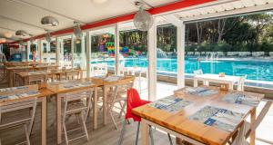 בריכת השחייה שנמצאת ב-Club del Sole Jesolo Mare Family Camping Village או באזור