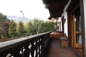 En balkon eller terrasse på Chalet Ampezzano di Marisa